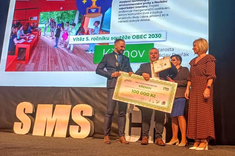 Obec Křenov přebírá ocenění Obec 2030